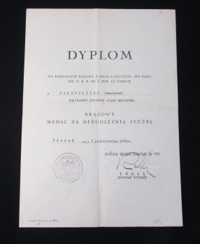 DYPLOM DLA KAPITANA MEDAL ZA DŁUGOLETNIĄ SŁUŻBĘ 