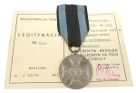 MEDAL ZASŁUŻONY NA POLU CHWAŁY 1944.  + LEGITYMACJA